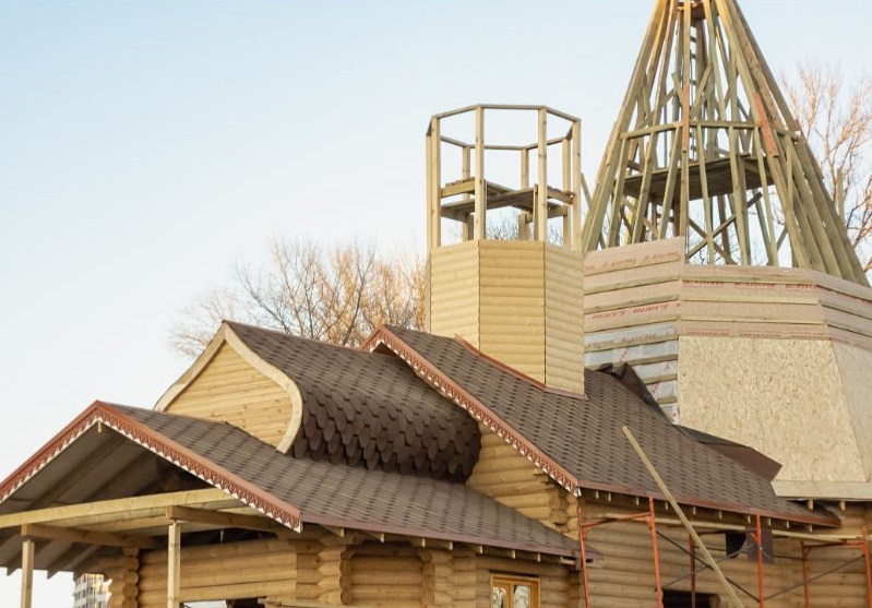 Wooden roof construction with complex architecture